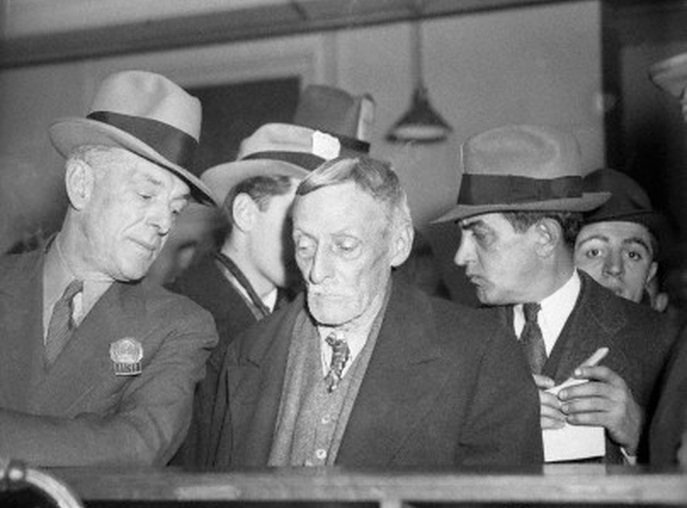  Child killer and cannibal Albert Fish is led into homicide court by detective William King.