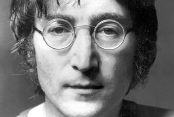 The story of John Lennon's death and his crazy fan behind it