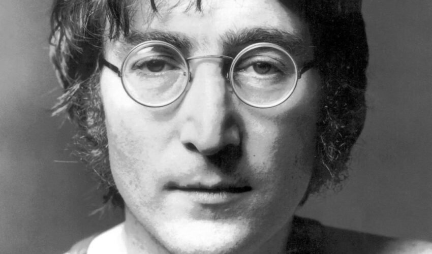 The story of John Lennon's death and his crazy fan behind it