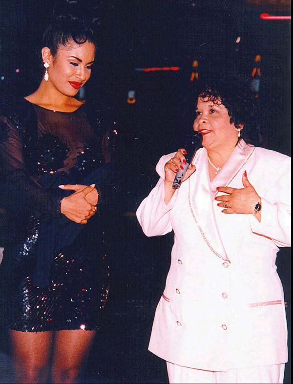 Selena Quintanilla with Yolanda Saldivar in a concert. 
