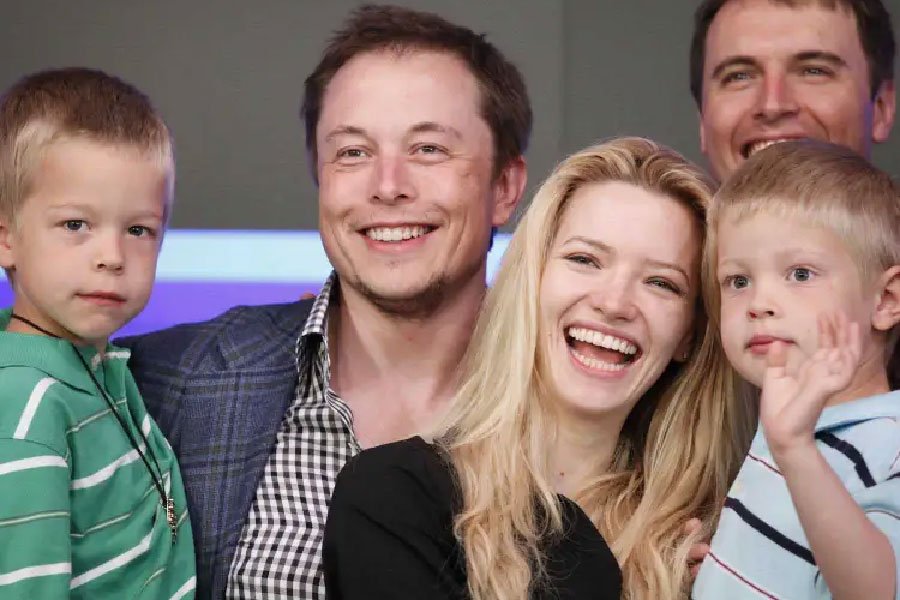 Elon Musk with his children 
