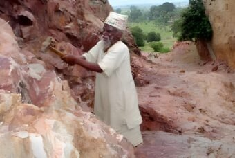 the mountain man of India - Dasrath Manjhi